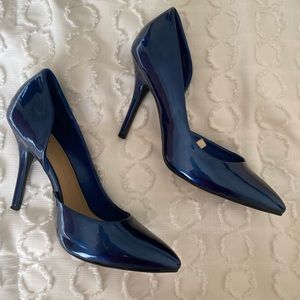 Women’s shiny dark navy pumps
